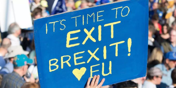 Ist ein Exit des Brexit möglich? "Its Time to Exit Brexit !" steht auf einem Schild, das Teilnehmer der Demonstration für ein zweites Brexit-Referendum halten.