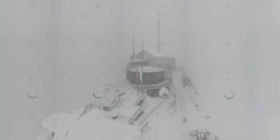 Die SAC-Hütte Chamanna Coaz im Engadin GR ist eingeschneit.