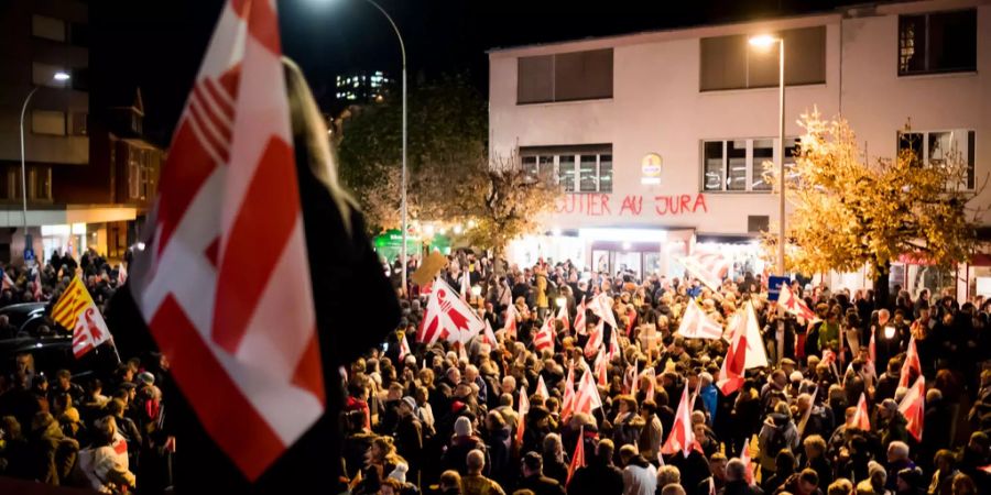 Tausende nehmen am Schweigemarsch in Moutier teil.