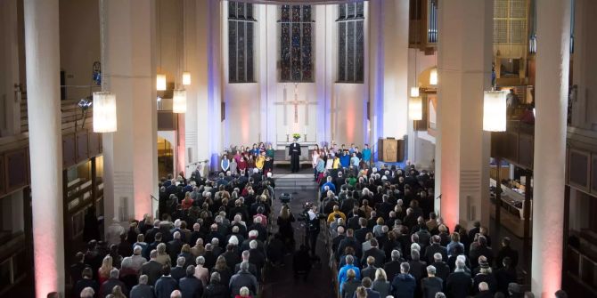 Der Jugendchor Sunday Morning singt während des Eröffnungsgottesdienstes zur Jahrestagung der Synode der Evangelischen Kirche in Deutschland.