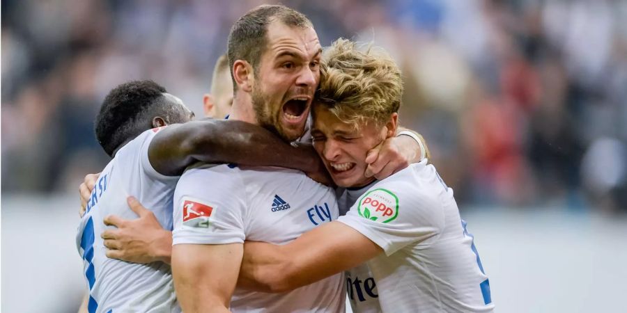 Hamburgs Khaled Narey (l-r), Hamburgs Aaron Hunt (verdeckt), Hamburgs Pierre-Michel Lasogga (M) und Hamburgs Jann-Fiete Arp feiern einen Treffer des HSVs.