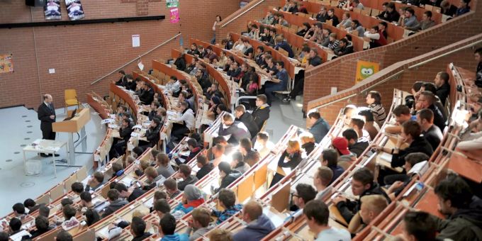 Weiterbildung: Studierende in einem Vorlesungssaal. Weiterbildung Vorlesungssaal
