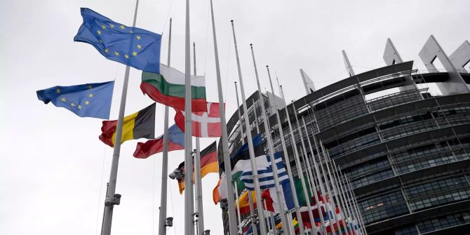 Die Flaggen der EU-Mitgliedstaaten wehen vor dem EU-Parlament in Strassburg.