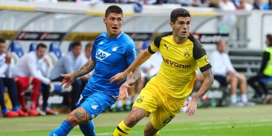 Christian Pulisic (rechts, Borussia Dortmund) umkurvt Steven Zuber (Hoffenheim).