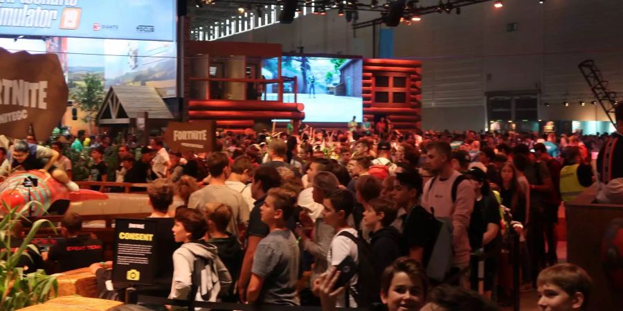 Der Fortnite-Stand an der Gamescom lockt zahlreiche Besucher an.