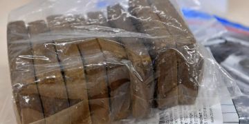 Sichergestellte Haschisch-Platten sind während einer Pressekonferenz des Landeskriminalamtszur Vorstellung der Ermittlungen zu sehen