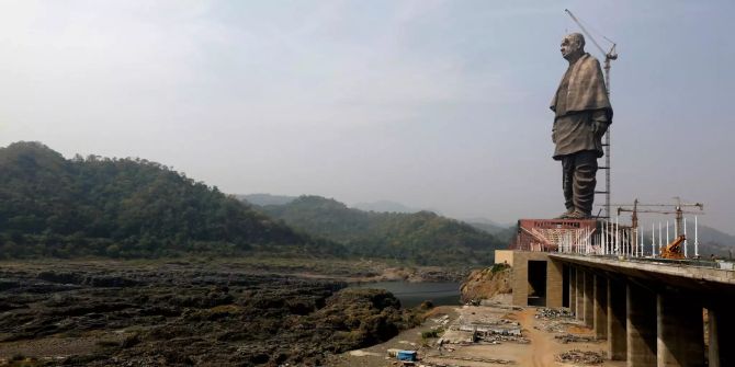 Die im Bau befindliche «Statue der Einheit» steht gegenüber der Sardar-Sarovar-Talsperre.