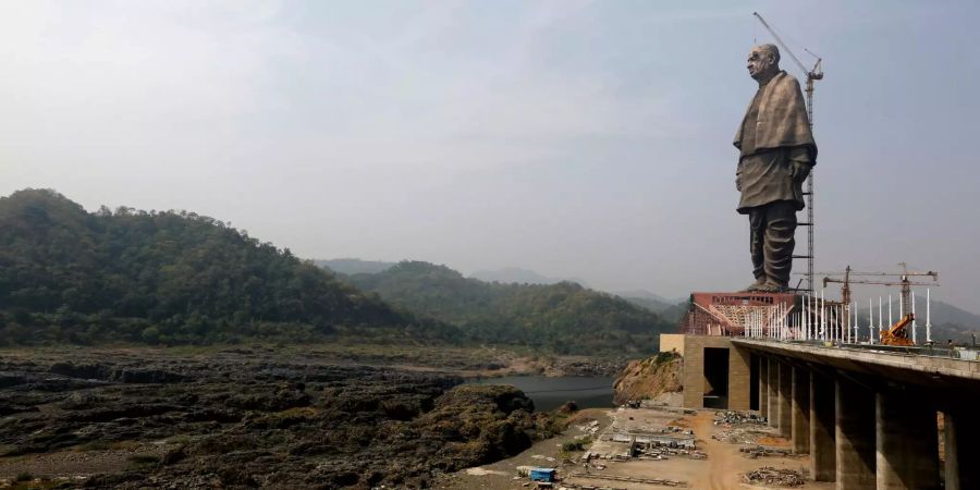 Die im Bau befindliche «Statue der Einheit» steht gegenüber der Sardar-Sarovar-Talsperre.