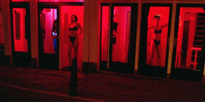 Sexarbeiterinnen präsentieren sich im Rotlichtviertel von Amsterdam.