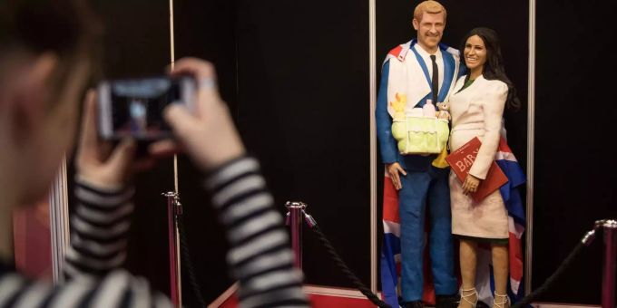Das royale Paar kommt anscheinend gut an: eine Besucherin der «Cake International» fotografiert Meghan und Harry in Kuchenform. Eine Besucherin fotografiert einen lebensgrossen Kuchen, der Prinz Harry und seine Frau Meghan, Herzogin von Sussex, auf der «Cake International