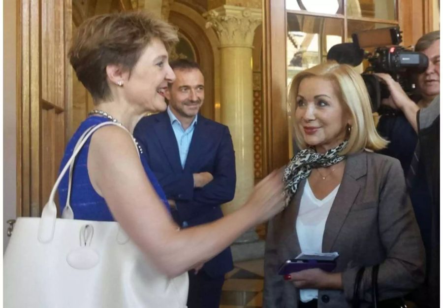 Ursula Biondi im Bundeshaus mit Bundesrätin Simonetta Sommaruga.