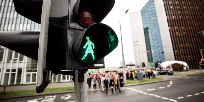 Eine grüne Ampelfrau leuchtet von einer Ampel in Vilnius. Eine grüne Ampelfrau leuchtet von einer Ampel in Vilnius.