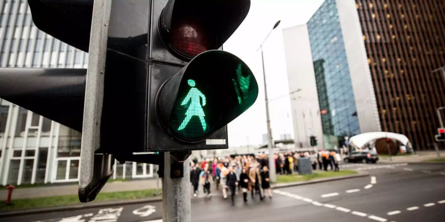 Eine grüne Ampelfrau leuchtet von einer Ampel in Vilnius.