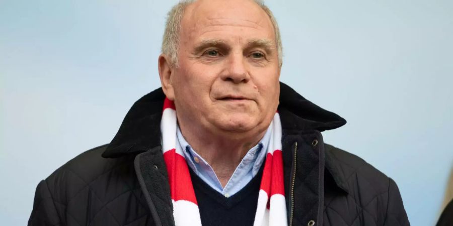 Uli Hoeness steht in der Volkswagen-Arena in Wolfsburg.