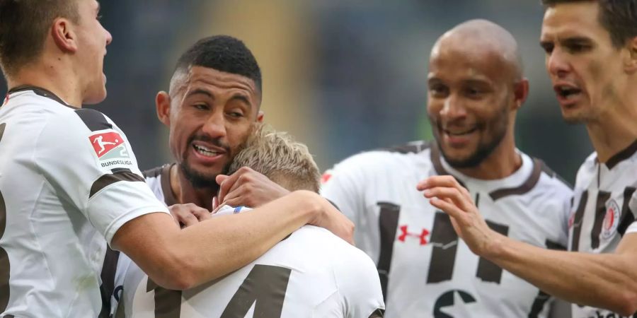 St.Paulis Torschütze Mats Möller Daehli (M) feiert seinen Treffer zum 1:2 mit Florian Carstens (l-r), Jeremy Dudziak, Christopher Avevor und Johannes Flum.