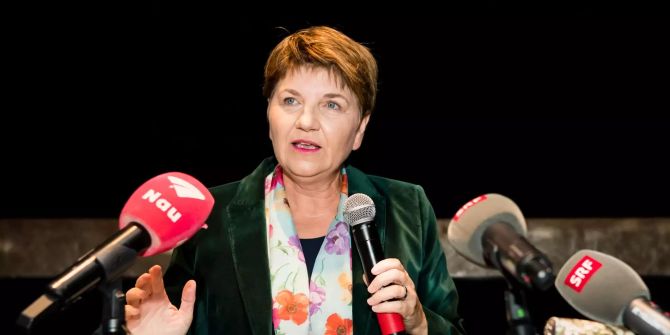 CVP-Nationalrätin Viola Amherd erklärt auf einer Pressekonferenz ihre Kandidatur zur Bundesrätin.