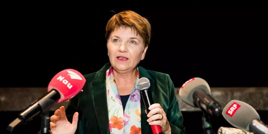 CVP-Nationalrätin Viola Amherd erklärt auf einer Pressekonferenz ihre Kandidatur zur Bundesrätin.