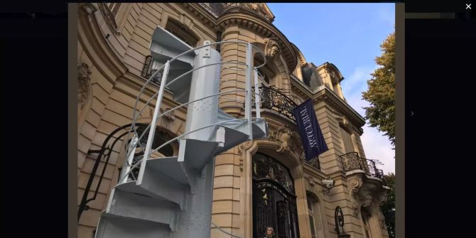 Die Eiffelturm Treppe steht vor dem Auktionshaus Artcurial in Paris.