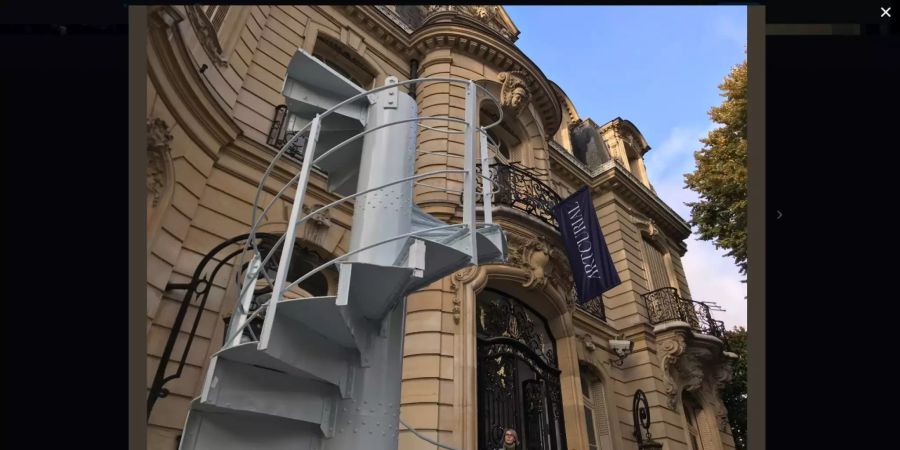 Die Eiffelturm Treppe steht vor dem Auktionshaus Artcurial in Paris.