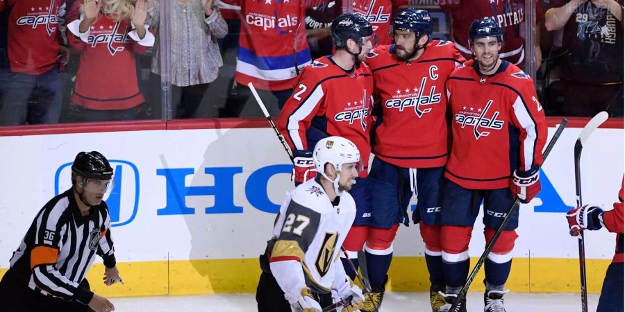 Der Captain der Washington Capitals, Alexander Owetschkin, feiert nach seinem Treffer mit seinen Teamkollegen Matt Niskanen (l.) und Evgeny Kuznetsov (r.).