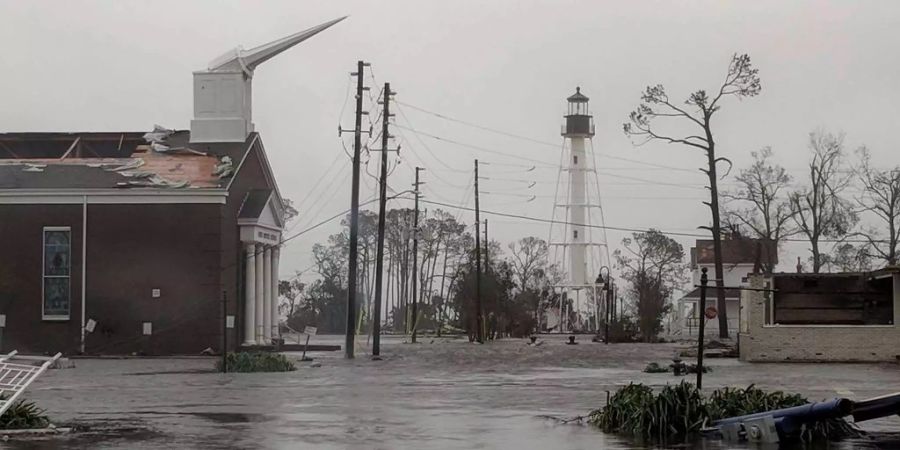 Hurrikan «Michael» zerstörte die First Babtist Churz of Port St. Joe in Florida und hinterliess grosse Wassermengen in den Strassen.