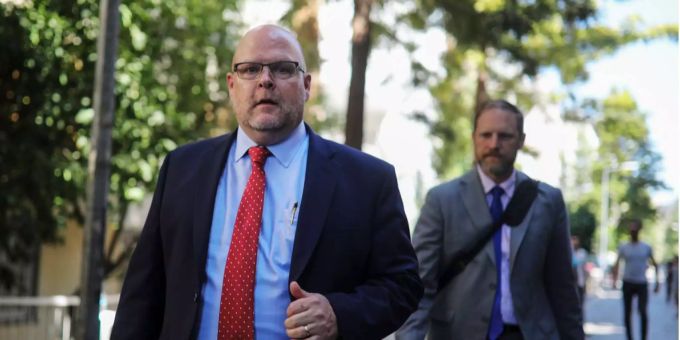 Jeffrey Hovenier eilt zur Presse nach seinem Besuch bei Andrew Brunson. Jeffrey Hovenier eilt zur Presse nach seinem Besuch bei Andrew Brunson.