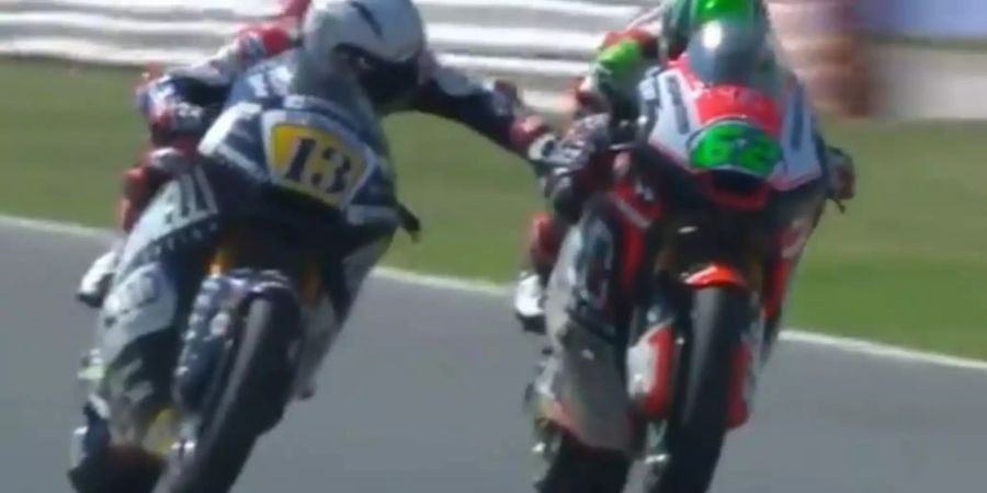 Romano Fenati (l) fasst im Moto2-Rennen Stefano Manzi an die Bremse. Die Stewards belegten den Italiener Fenati für seine Bremsaktion gegen Manzi mit einer Sperre von zwei Rennen.