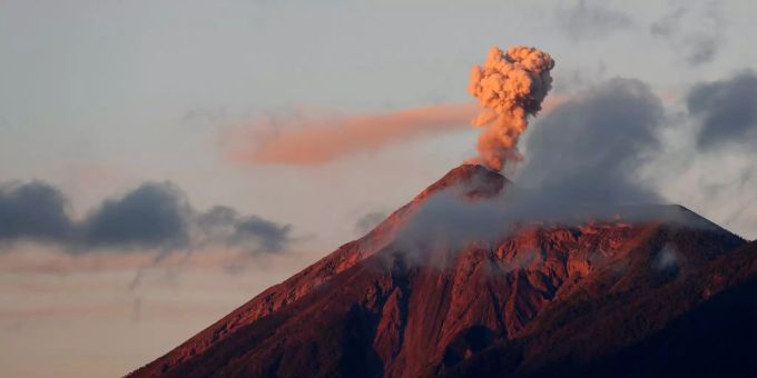 Der Feuervulkan in Guatemala spuckt wieder Asche und Lava. Der Feuervulkan in Guatemala spuckt wieder Asche und Lava.