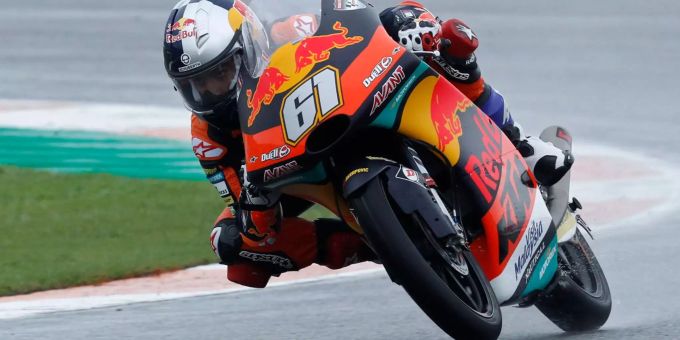 Cem Öncü gewinnt bei seinem ersten Rennen gleich den Grand Prix in Valencia in der Moto3-Klasse. Cem Öncü gewinnt bei seinem ersten Rennen gleich den Grand Prix in Valencia in der Moto3-Klasse.