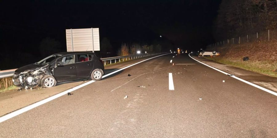 Die Autos befinden sich nach dem Unfall neben der Fahrbahn.