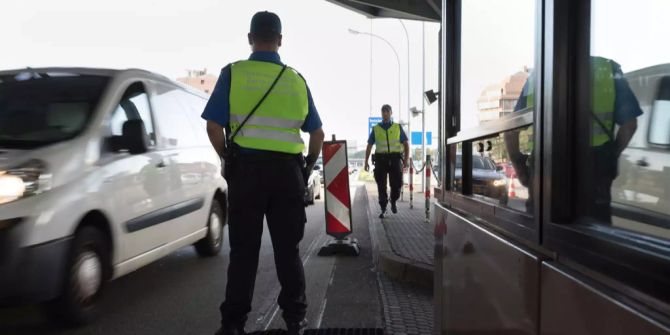 Ein Grenzwaechter des Schweizer Grenzwachtkorps arbeitet am Grenzuebergang zwischen der Schweiz und Deutschland.