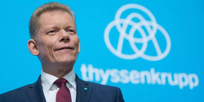 Guido Kerkhoff, Vorstandsvorsitzender von Thyssenkrupp, steht vor Beginn der Bilanzpressekonferenz in der Konzernzentrale Q1 auf dem Podium.