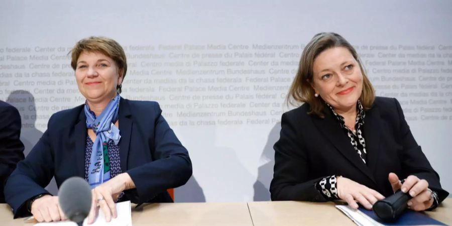 CVP-Bundesratskandidatinnen Viola Amherd und Heidi Z˙graggen treten bei einer Pressekonferenz auf.