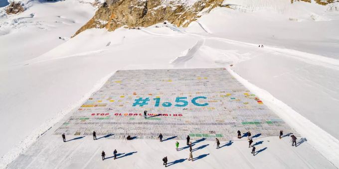 Mit der Riesenpostkarte haben Klimaschützer auf die Gefahren der Erderwärmung hingewiesen und dabei einen neuen Weltrekord aufgestellt. Eine riesige Postkarte, die aus rund 125'000 einzelnen Postkarten besteht, wurde von Klimaschützern auf dem Aletschgletscher ausgerollt.