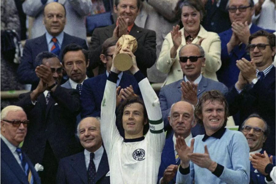 Franz Beckenbauer stemmt als Kapitän Deutschlands den WM-Pokal 1974.