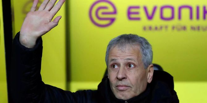 Lucien Favre winkt im Signal-Iduna-Park den Zuschauern zu.
