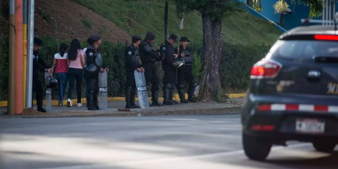 Einsatzkräfte der Polizei stehen vor einem angekündigten Protest des nicaraguanischen Zentrum für Menschenrechte (Cenidh) vor dem Innenministerium.