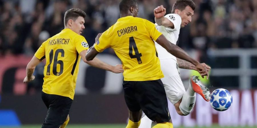 Christian Fassnacht und Mohamed Camara fighten mit Mario Mandzukic um den Ball.