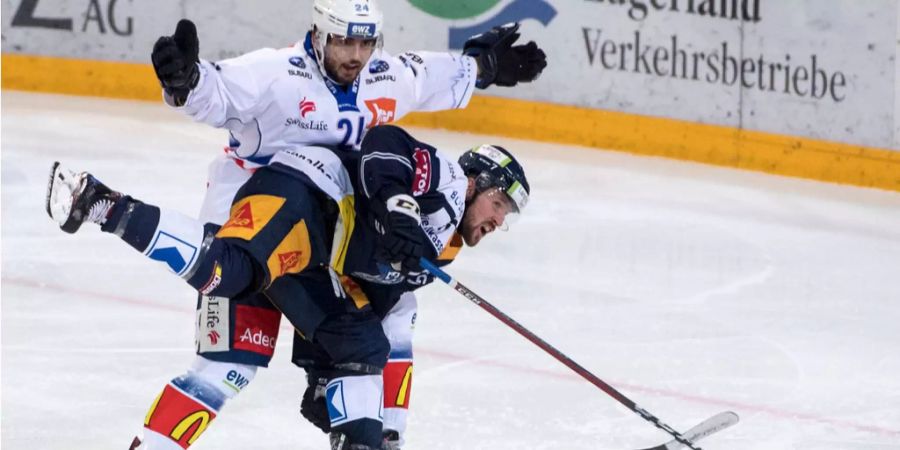 David McIntryre (vorne, EV Zug) fährt in Phil Baltisberger (ZSC Lions) hinein.