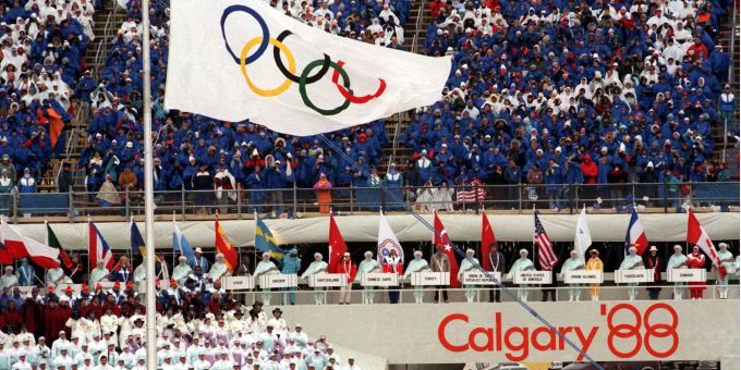 Bei der Eröffnungsfeier der Olympischen Winterspiele 1988 in Calgary. Bei der Eröffnungsfeier der Olympischen Winterspiele 1988 in Calgary.