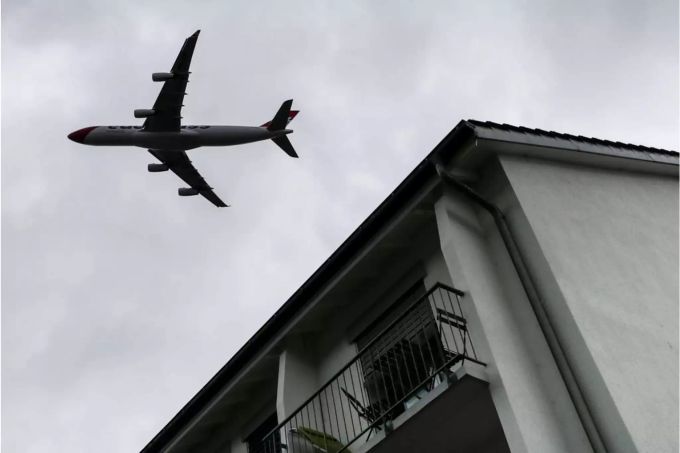 Flugzeug direkt über einem Wohnhaus - Keystone Flugzeug direkt über einem Wohnhaus - Keystone