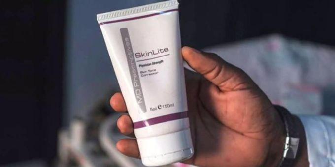 Ein Doktor präsentiert eine Salbe, die in Afrika für Skin-Bleaching verwendet wird. Ein Doktor präsentiert eine Salbe, die in Afrika für Skin-Bleaching verwendet wird.