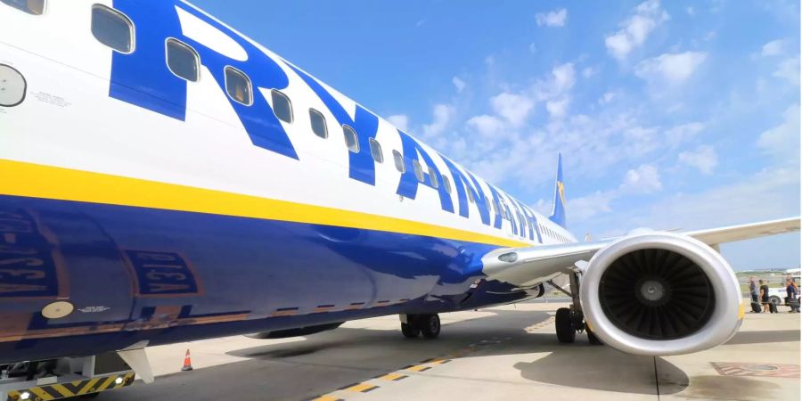 Ein Ryanair-Flieger steht auf einem Flugplatz.