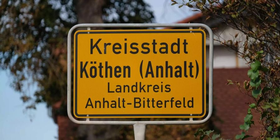 Das Ortseingangschild von Köthen. Bei einem Streit zwischen zwei Männergruppen in Köthen ist ein 22-Jähriger ums Leben gekommen.