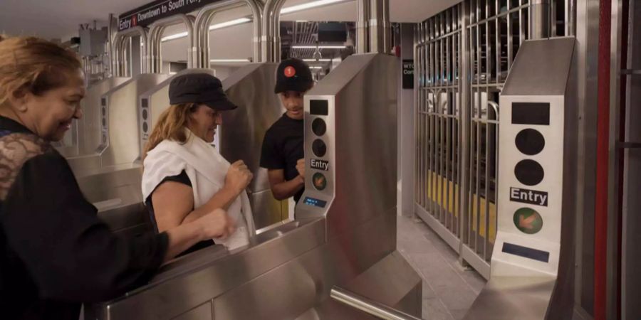 Passagiere kaufen sich ein Ticket an der wiedereröffneten U-Bahn-Station beim World Trade Center in New York.