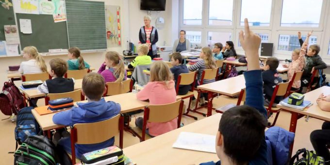 Schüler aus Integrationsklassen zeigen im Vergleich mit solchen aus Regelklassen eine schlechtere Leistung. Schüler aus Integrationsklassen zeigen im Vergleich mit solchen aus Regelklassen eine schlechtere Leistung.