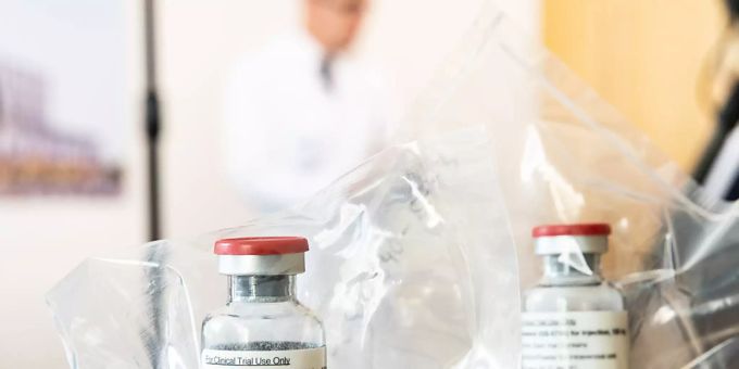 Der Bund unterstützt die Entwicklung von Covid-19-Medikamenten weiter: Das Ebola-Mittel Remdesivir wird bei schwer erkrankten Patientinnen und Patienten eingesetzt. (Archivbild) bund