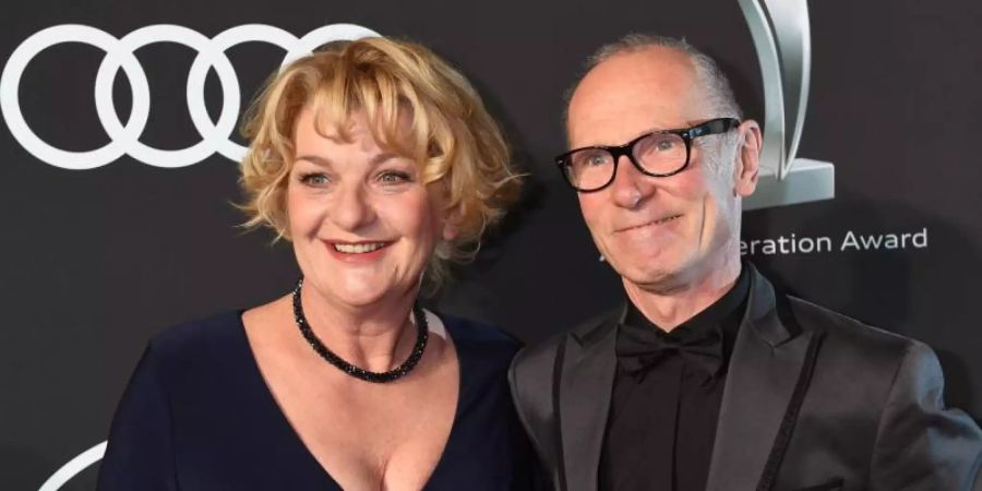 Die Schauspielerin Saskia Vester und Robert Flörke (2018). Foto: Felix Hörhager/dpa