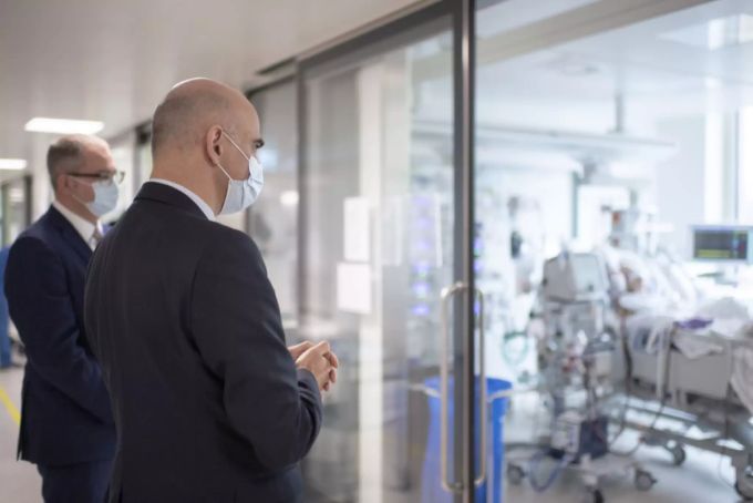 Bundesrat Alain Berset besichtigt die Intensivstation des Spitals Münsterlingen, aufgenommen am 2. Februar 2021. Im Hintergrund der Thurgauer Regierungsrat Urs Martin. Alain Berset Intensivstation Münsterlingen