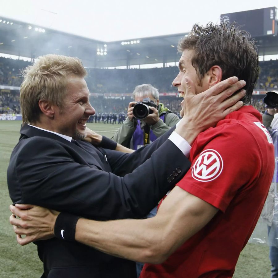 Thorsten Fink (links) und Beni Huggel bejubeln den Meistertitel 2010.